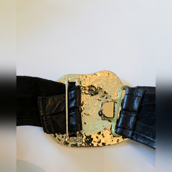 LEATHER SOFT WIDE BLACK BELT W/GOLD BUCKLE ORNATE VINTAGEMEASURES 31'' - Picture 6 of 8